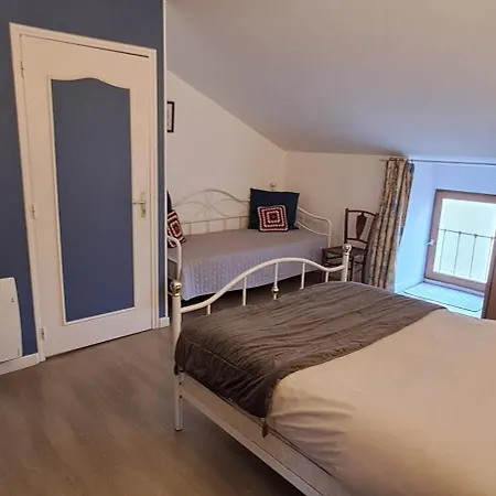 Cour La Dame Chez Beatris Et Christophe Janson Les Grandes-Loges