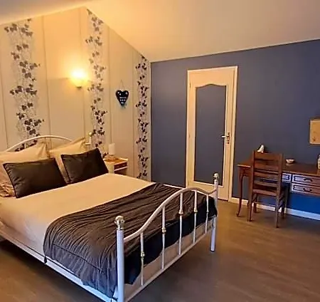 Cour La Dame Chez Beatris Et Christophe Janson Bed & Breakfast